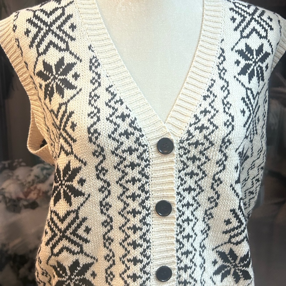 Forever 21 Black and Cream Patterned V-Neck Sweater Vest